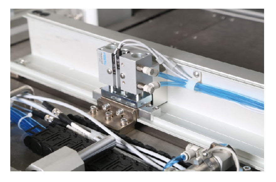 富怡汽車天窗卷陽簾前邊縫紉機