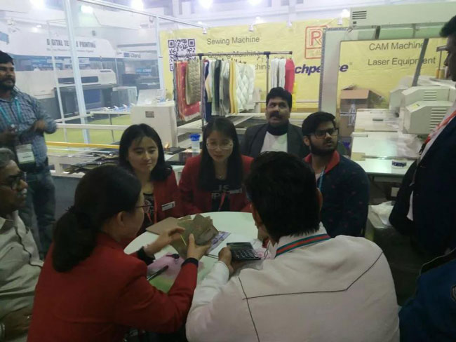 現(xiàn)場(chǎng)簽單針絎縫機(jī)和單頭皮革機(jī) 現(xiàn)場(chǎng)簽單針絎縫機(jī)和單頭皮革機(jī)