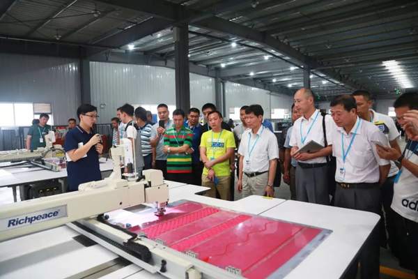 參觀公司各個車間 參觀公司各個車間