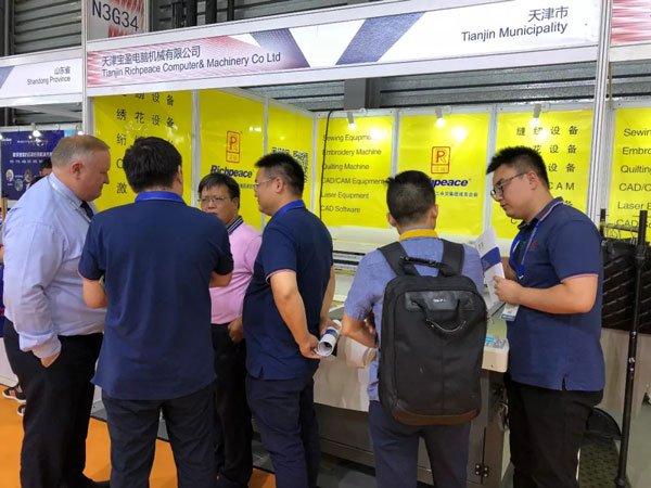 為客戶解答三合一電腦裁床問題 為客戶解答三合一電腦裁床問題