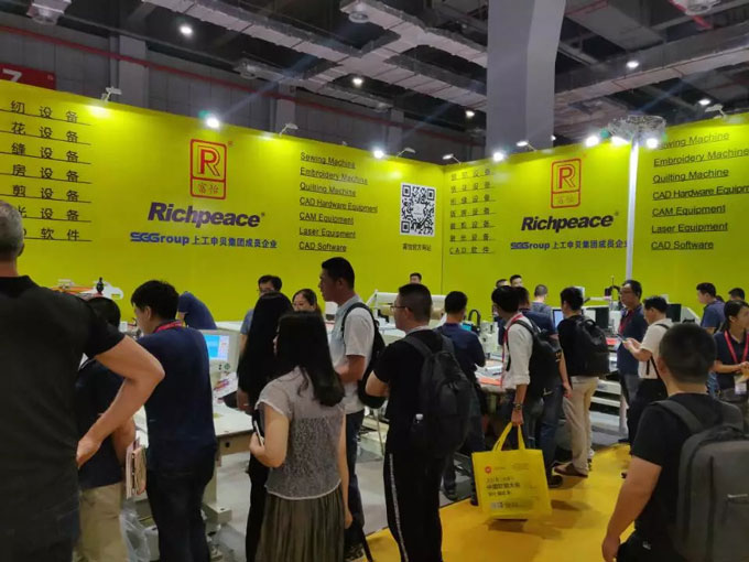 電腦精密繡花機展機前客戶 電腦精密繡花機展機前客戶