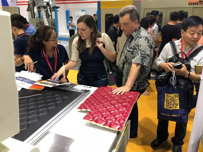 全自動零等待縫紉機展機前參觀客戶 全自動零等待縫紉機展機前參觀客戶