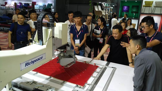 電腦絎縫機展機前客戶 電腦絎縫機展機前客戶