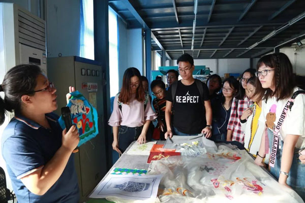 參觀富怡臂式縫紉機(jī)車間 參觀富怡臂式縫紉機(jī)車間