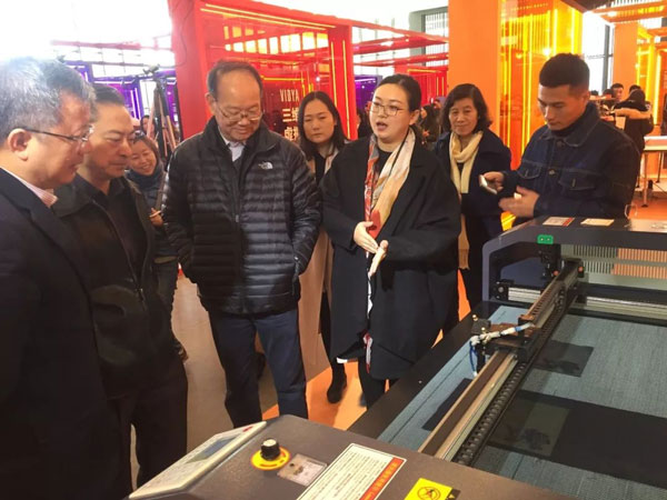 參觀激光切割機 參觀激光切割機