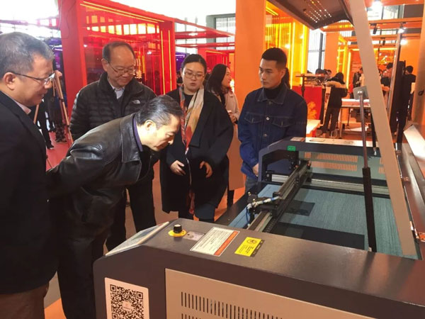 參觀富怡激光雕刻切割機 參觀富怡激光雕刻切割機