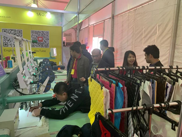 參觀縫紉機(jī)樣品 參觀縫紉機(jī)樣品