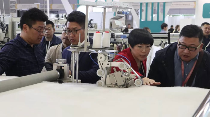 講解全自動旋轉機頭精密絎縫機 講解全自動旋轉機頭精密絎縫機4.jpg