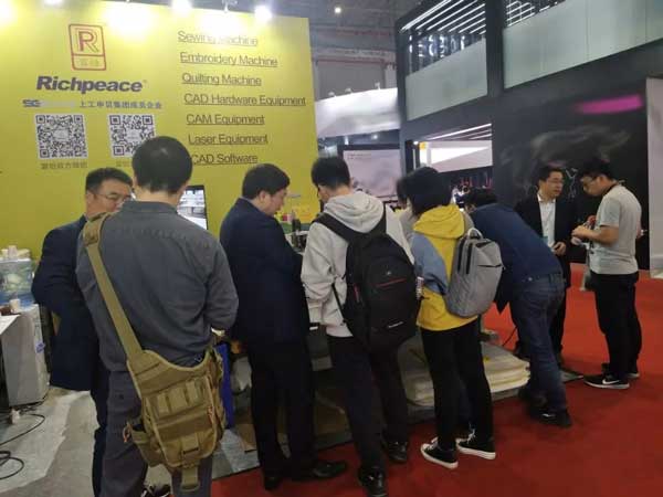 　  如果沒有把握讓客戶增值  就果斷的放棄訂單  　　——Richpeace上工富怡          接下來由小編詳細(xì)為您介紹富怡大幅面激光裁床    富怡大幅面激光裁床.jpg         1.大幅面自動送料系統(tǒng)滿足整匹布料的下料、加工，為企業(yè)提高生產(chǎn)效率  　　2.恒定光路設(shè)計確保大幅面切割時各個位置光路輸出一致, 加工效果一致  　　3.機(jī)體分體式設(shè)計，方便裝運  　　4.直線導(dǎo)軌XY向運動  　　5.軟件直接與AutoCAD，CorelDraw，富怡服裝CAD 無縫對接， 實現(xiàn)雕刻圖形直接