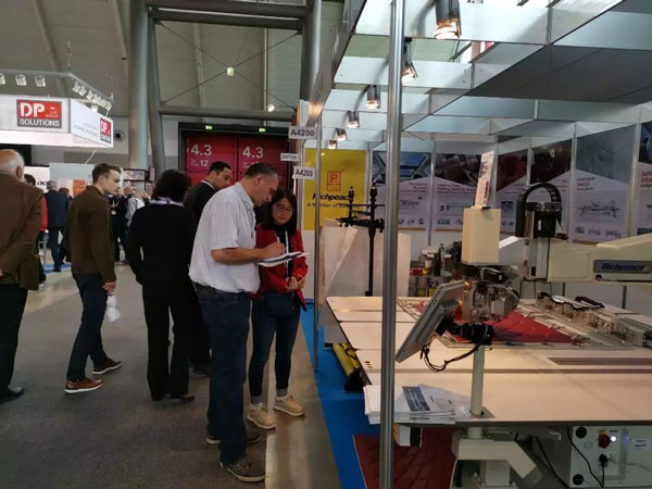 德國(guó)汽車(chē)內(nèi)飾展會(huì)現(xiàn)場(chǎng) 德國(guó)汽車(chē)內(nèi)飾展會(huì)現(xiàn)場(chǎng).jpg