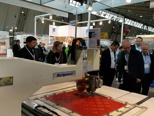 展會(huì)現(xiàn)場(chǎng)參觀汽車(chē)內(nèi)飾用縫紉機(jī) 展會(huì)現(xiàn)場(chǎng)參觀汽車(chē)內(nèi)飾用縫紉機(jī).jpg