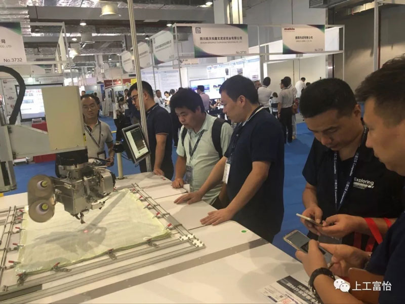 富怡復合布線電腦機展出后很多專業客戶駐足咨詢 富怡復合布線電腦機展出后很多專業客戶駐足咨詢4.jpg