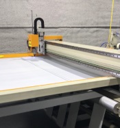 部分醫(yī)用床墊保護墊/枕頭套的絎縫、裁切一體機